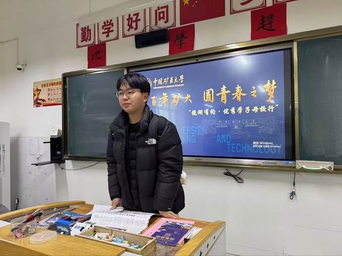 人站在桌子边AI 生成的内容可能不正确。