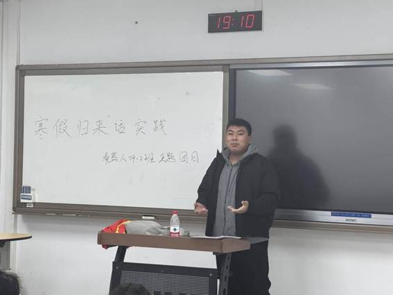图片包含 室内, 男人, 前, 桌子AI 生成的内容可能不正确。