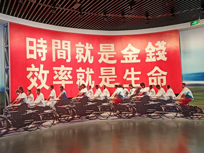 建筑上挂着商铺的招牌AI-generated content may be incorrect.