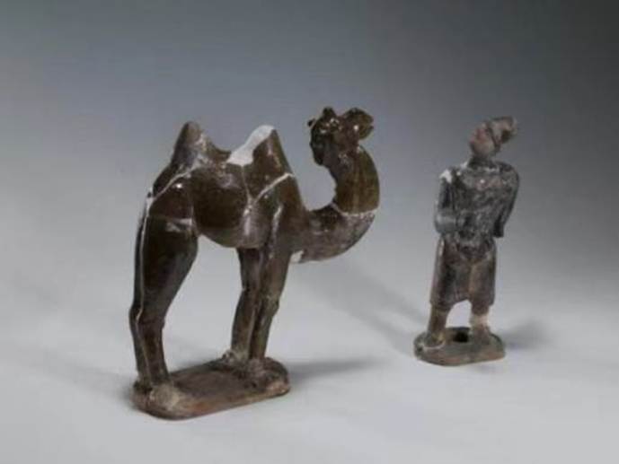 图片包含 站, 桌子, 雪, 一群AI-generated content may be incorrect.