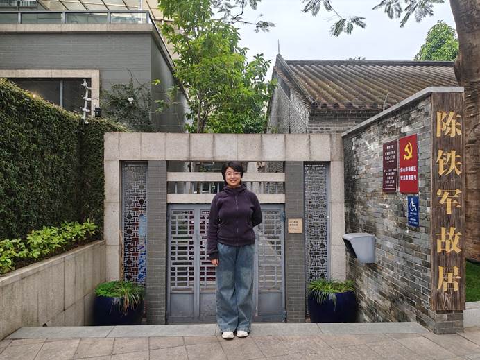 人站在房子前AI-generated content may be incorrect.