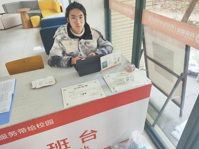 黑料网
学生会成员收集同学们的成品贺卡