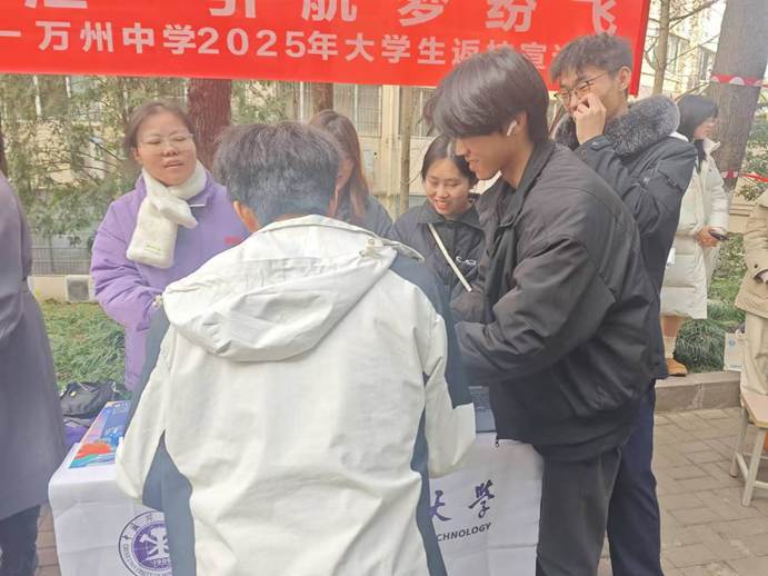 队员们正热情地给高中学子宣讲矿大