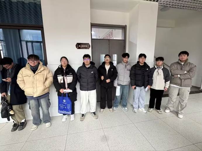 一群人站在一起AI 生成的内容可能不正确。