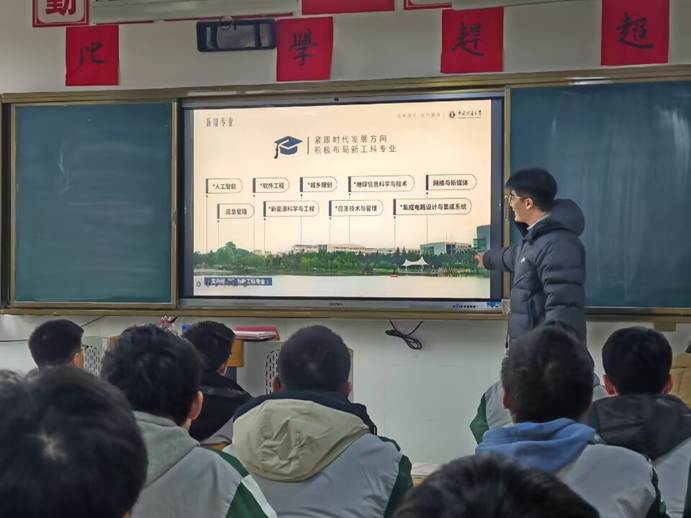 一群人在开会AI 生成的内容可能不正确。