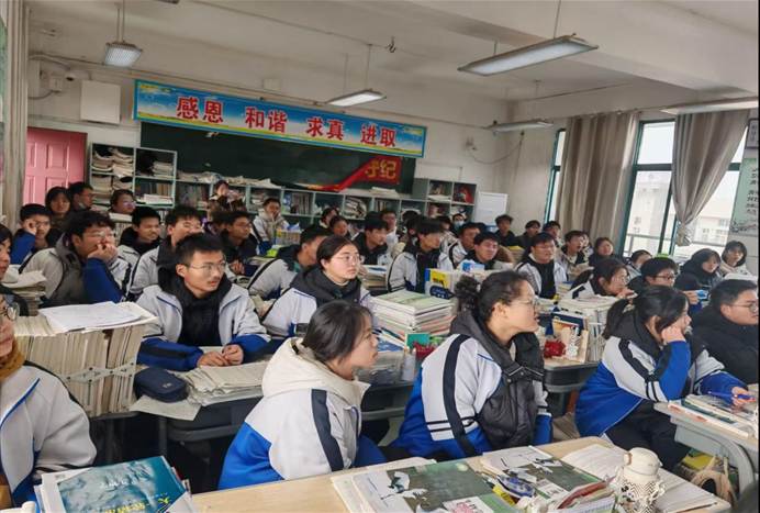 同学们认真聆听