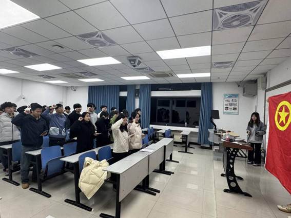 人们在房间里AI 生成的内容可能不正确。