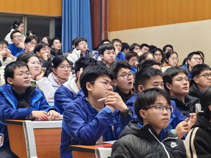 一群小孩在教室里AI 生成的内容可能不正确。